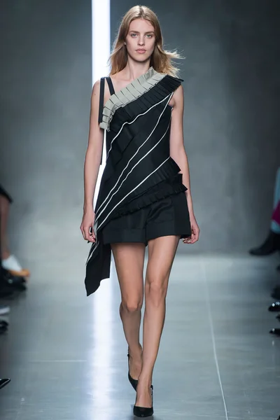 Look 16